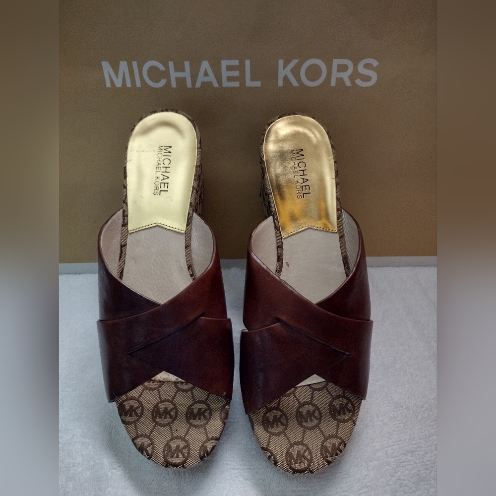 Michael Kors Signature. Wedge Shoe